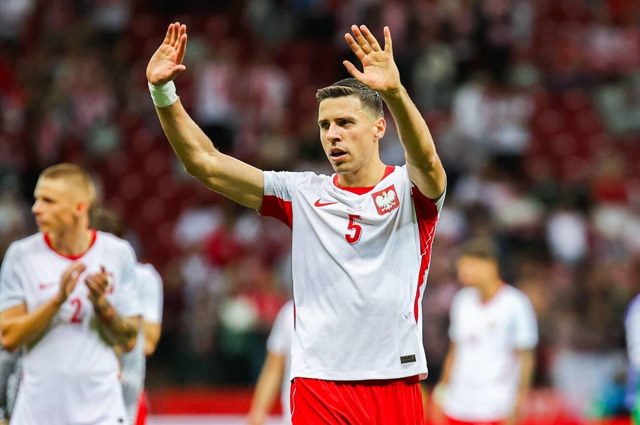 贝德纳雷克：莱万原本无需来友谊赛的，与他踢球是种荣幸